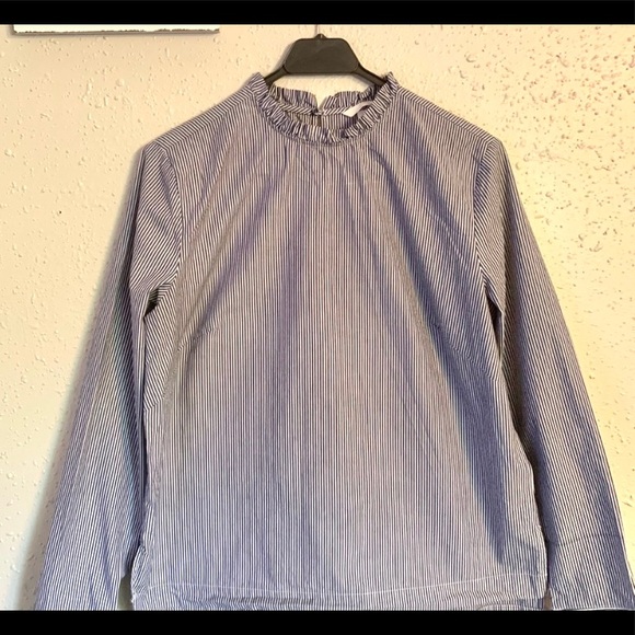 H&M Tops - Ladies shirt excellent perfect for work
